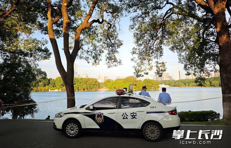 今日早上,，民警勸離前來年嘉湖游泳的市民,。  均為長沙晚報全媒體記者賀文兵攝