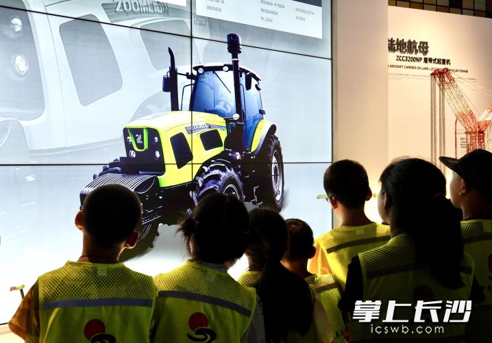 10日下午，參加夏令營的孩子們走進中聯(lián)重科,。長沙市青基會供圖