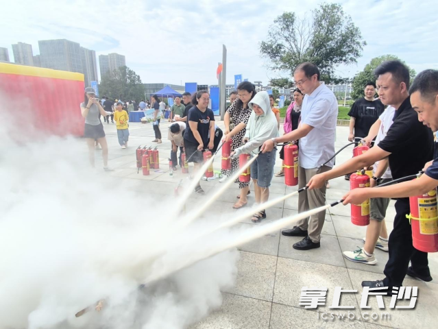 互動活動吸引了眾多市民參與,，在輕松愉快的游玩中學(xué)習(xí)安全知識，掌握自救互救技能,。