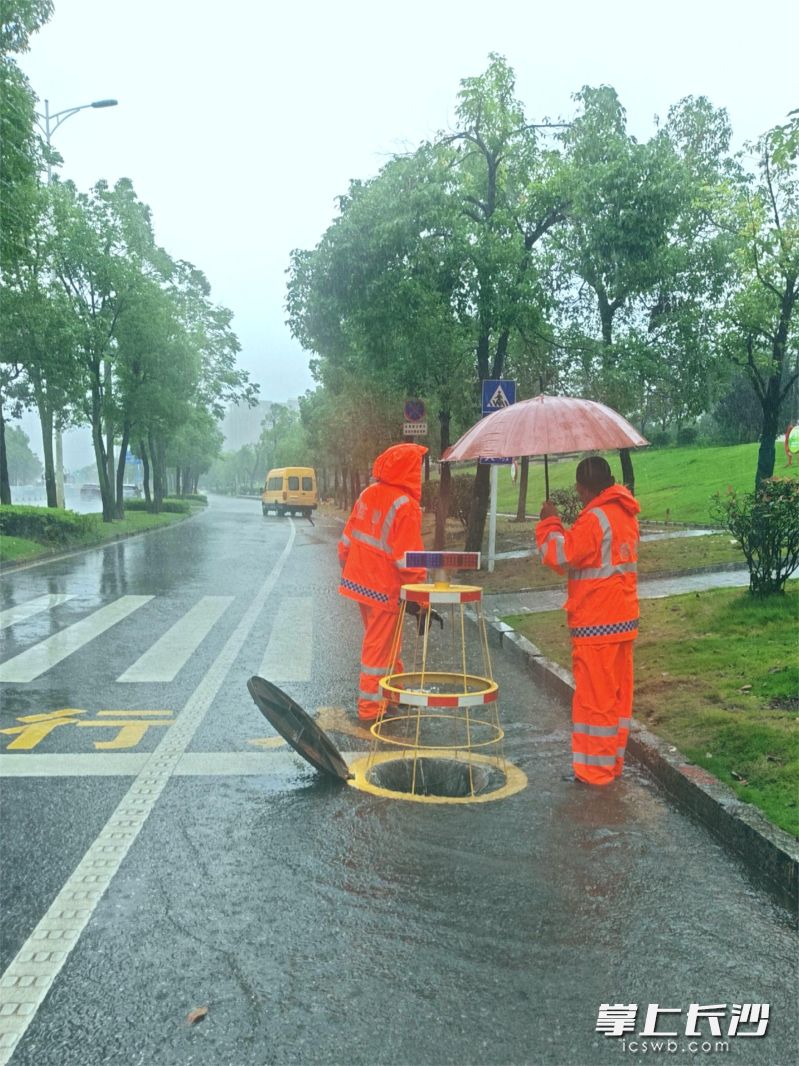 寧鄉(xiāng)市住建局自制防汛“排水神器”,，在城區(qū)易澇點(diǎn)使用的效果非常明顯,。長(zhǎng)沙晚報(bào)全媒體記者 張禹 通訊員 陳洪波 伍俊 攝影報(bào)道