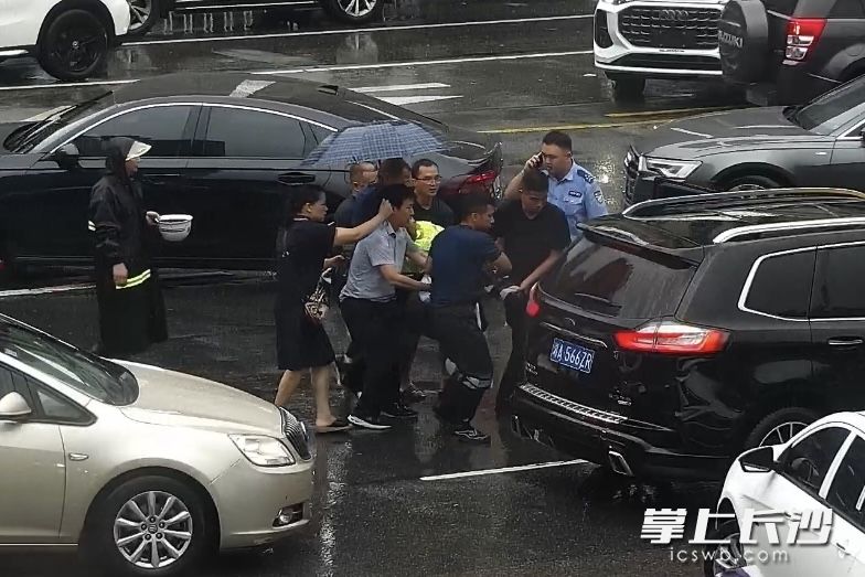 由于路口車輛較多,，出于安全考慮,，大家合力將文義軍抬至安全區(qū)域等待救援人員到來。