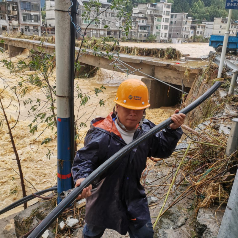 圖為湖南移動網(wǎng)絡(luò)搶修突擊隊員在郴州汝城南洞鄉(xiāng)跨河布放光纜,。