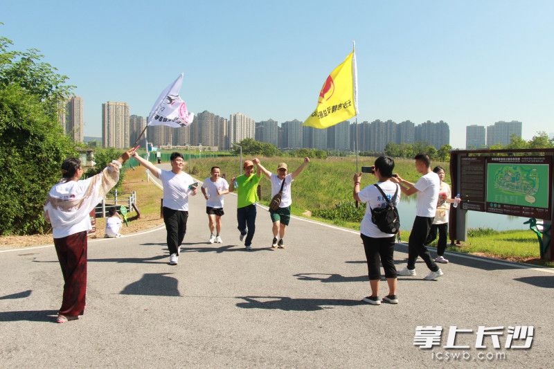 心智障礙者和志愿者攜手跑過3公里路程。