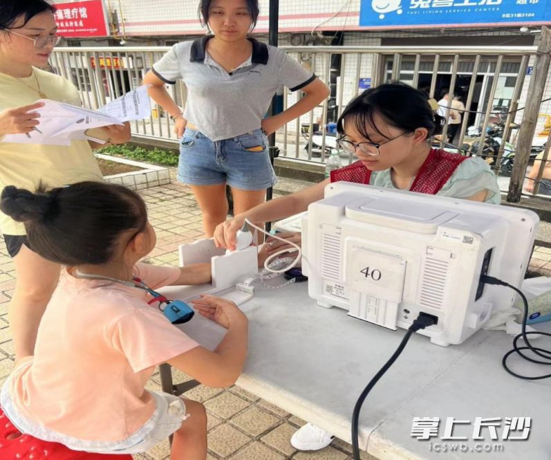 工作人員正用儀器為居民進(jìn)行健康篩查。 均為通訊員供圖