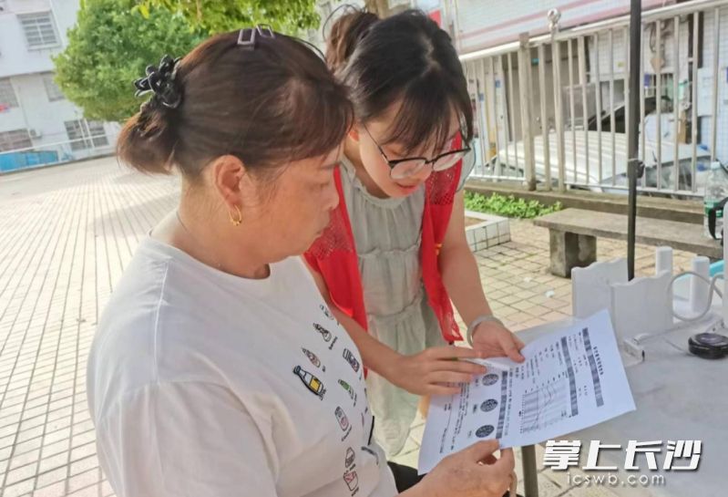 志愿者為居民講解健康情況。