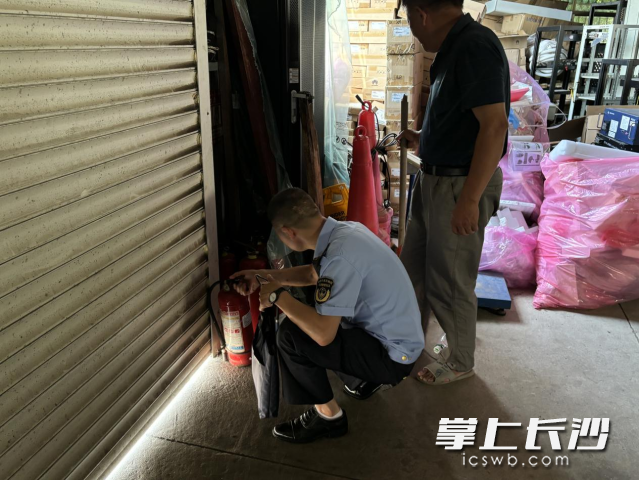 8月14日，天心區(qū)大托鋪街道應急辦深入轄區(qū)企業(yè)開展消防安全專項檢查,。均為長沙晚報通訊員 宋進源供圖