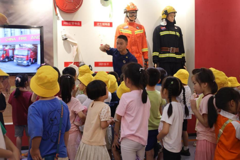 望城區(qū)月亮島消防救援站宣傳員講解,、展示消防器材。通訊員供圖