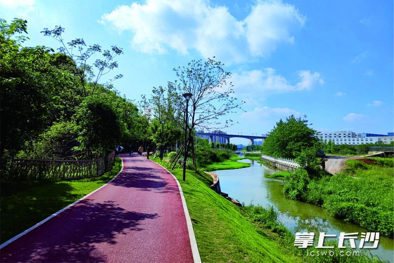 雨過天晴，藍(lán)天白云交相輝映,，空氣質(zhì)量持續(xù)向好,，長沙市雨花區(qū)再次“刷屏”朋友圈。 均為 通訊員 高興 攝