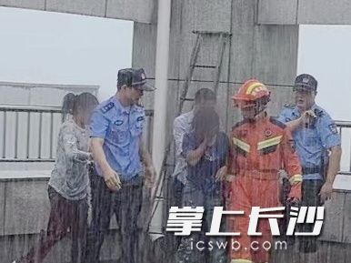 暴雨中，民警聲嘶力竭喊回一條生命,。長沙晚報(bào)通訊員 唐采苓 供圖