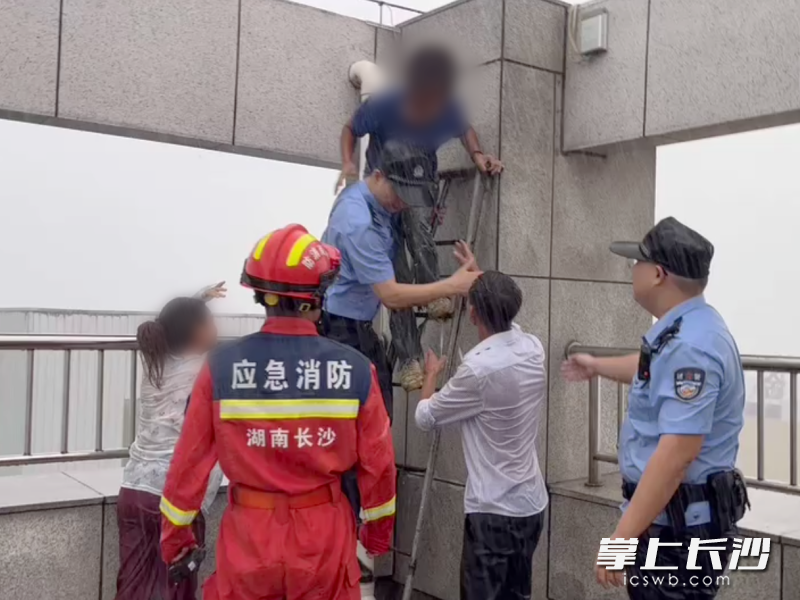 暴雨中，民警聲嘶力竭喊回一條生命,。長沙晚報(bào)通訊員 唐采苓 供圖