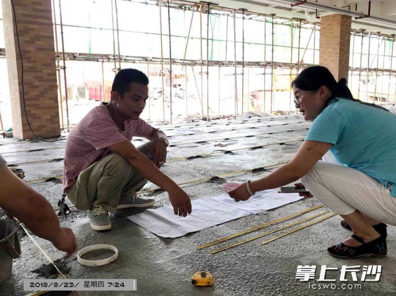 學(xué)校建設(shè)現(xiàn)場,，李臻親歷親為溝通細(xì)節(jié),。
