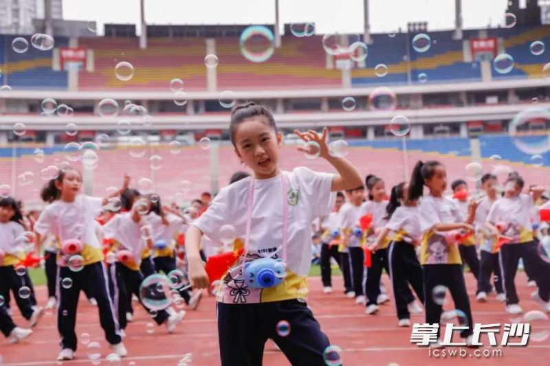 繽紛五彩的校園生活,。