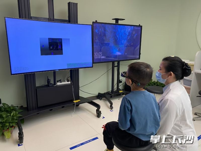 一名兒童正在接受視覺訓練。