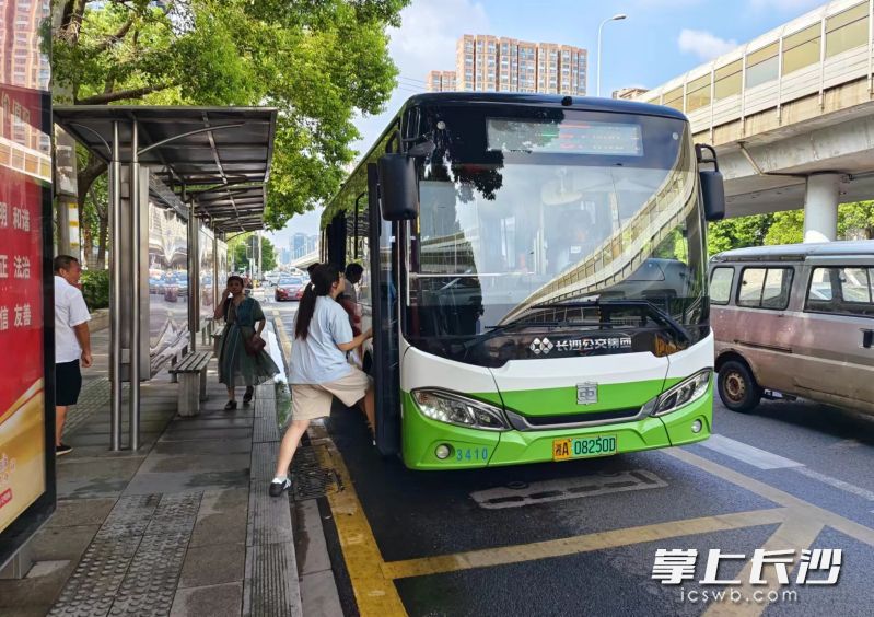 67路公交車到站,。長(zhǎng)沙晚報(bào)全媒體記者 何樂(lè) 攝