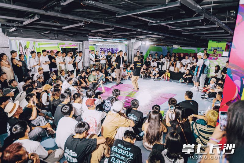 8月30日晚，來自中國,、西班牙,、俄羅斯等地的超400名街舞達(dá)人齊聚一堂，以舞會(huì)友,。長沙晚報(bào)全媒體記者 吳鑫礬 通訊員 鄔振 攝