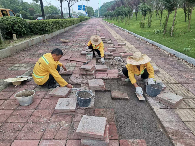 學(xué)校周邊的破損人行道地磚被重新鋪設(shè),。均為長(zhǎng)沙晚報(bào)通訊員 吳荊洲 供圖