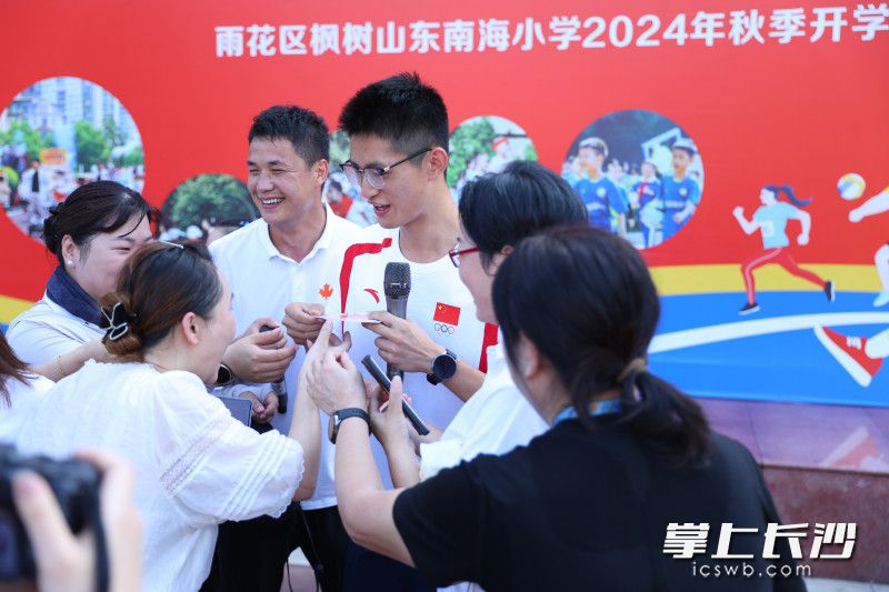 少年運動員在校園里受到了偶像級的追捧,。