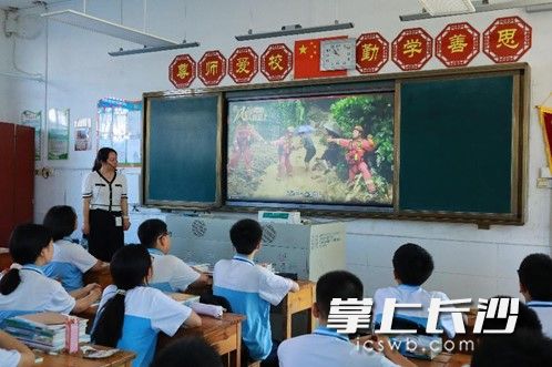 瀏陽市古港中學(xué)組織觀看《風(fēng)雨同心,，人民至上》開學(xué)第一課，旨在帶給學(xué)生心靈的震撼與感動(dòng),，樹立積極正確的榜樣目標(biāo),。照片由學(xué)校提供