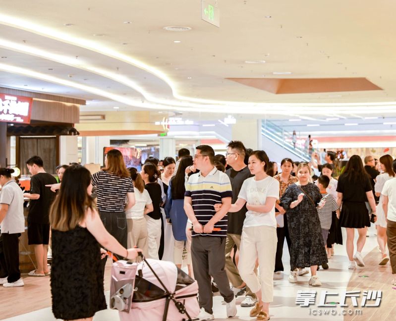 9月12日，永旺夢(mèng)樂(lè)城長(zhǎng)沙星沙開(kāi)業(yè),，現(xiàn)場(chǎng)人氣爆棚,。均為長(zhǎng)沙晚報(bào)全媒體記者 吳鑫礬 陳飛 攝