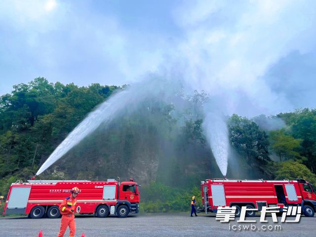 消防隊(duì)員們利用消防車的高壓水槍,，對(duì)火勢(shì)較大的區(qū)域進(jìn)行集中滅火。