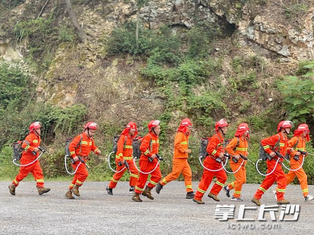 專業(yè)撲火隊(duì)伍、消防隊(duì)員,、醫(yī)療救援隊(duì)伍等趕赴現(xiàn)場(chǎng),。均為長(zhǎng)沙晚報(bào)全媒體記者 舒元臻攝