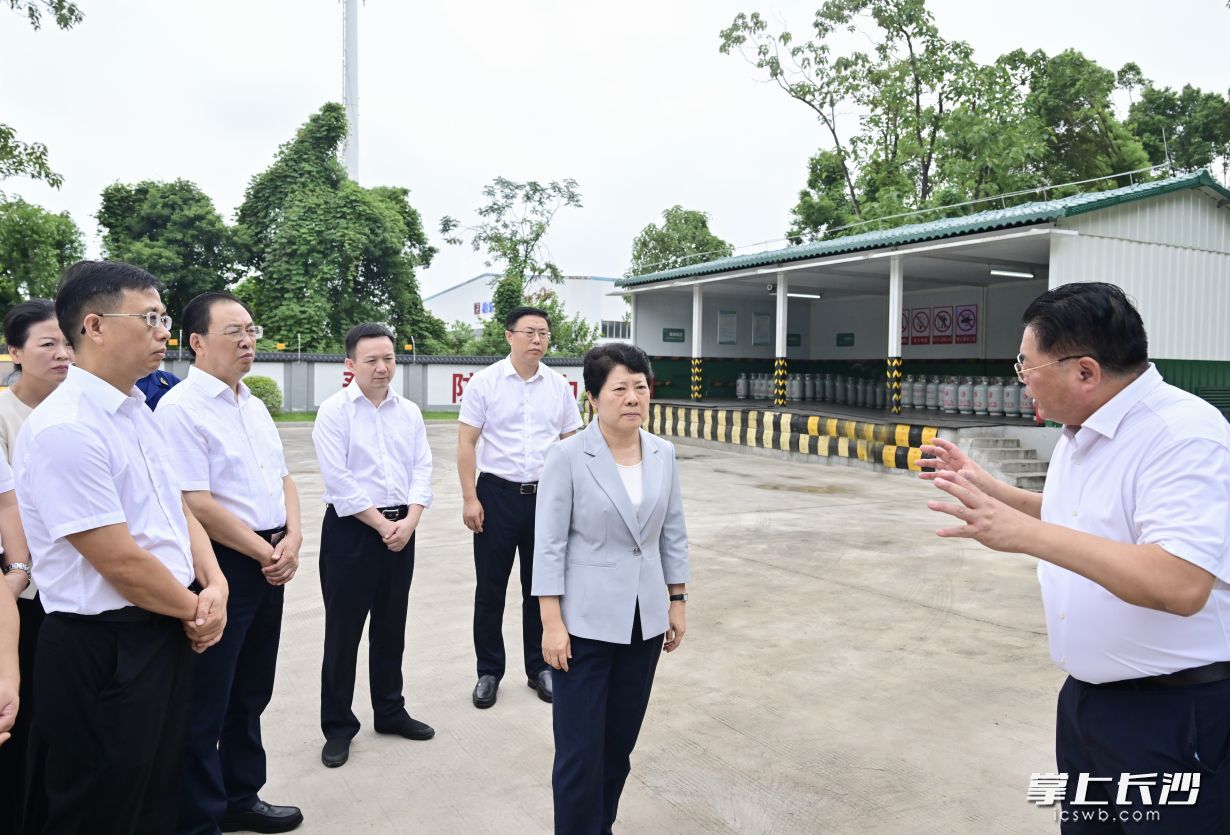 在湖南湘江新區(qū)瓶裝液化氣麓谷供應(yīng)站，省委常委,、市委書(shū)記吳桂英詳細(xì)了解充裝,、儲(chǔ)存、配送,、使用等環(huán)節(jié)安全措施落實(shí)情況,。