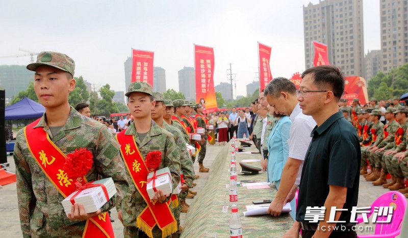 軍地領(lǐng)導(dǎo)向新兵贈(zèng)送了《像雷鋒那樣當(dāng)兵》和《紅色長(zhǎng)沙》等書(shū)籍,。