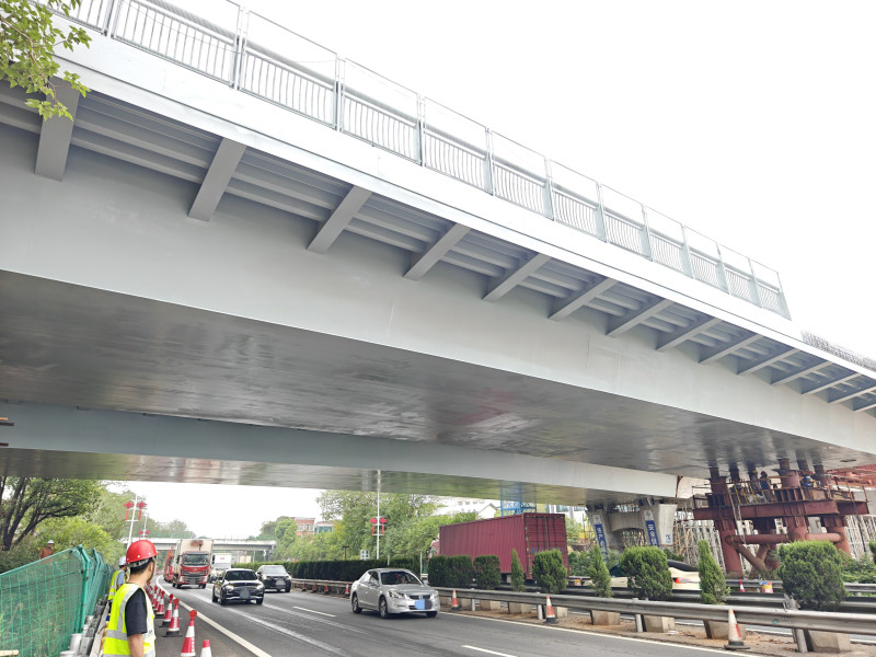 9月13日，龍峰大道跨線(xiàn)橋“完整”跨越長(zhǎng)永高速,。 長(zhǎng)沙晚報(bào)通訊員 汪琳 攝