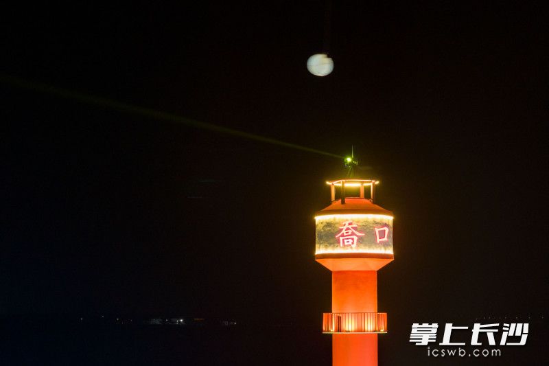 升月儀式中，無人機吊起“月亮”從燈塔上升起,。