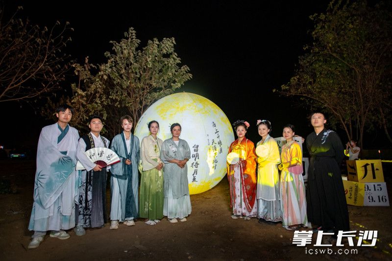 活動現(xiàn)場還有超級大月亮供游客拍照打卡。