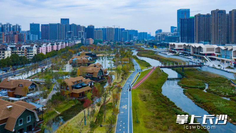 雨花區(qū)在圭塘河（香樟路-長沙大道）段打造了長沙首個(gè)4.0版海綿城市示范公園“溪悅薈”,。 長沙晚報(bào)全媒體記者 鄒麟 攝