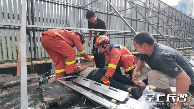 一男子觸電摔倒，瀏陽(yáng)市消防救援大隊(duì)集里消防站緊急救援,。 均為通訊員供圖