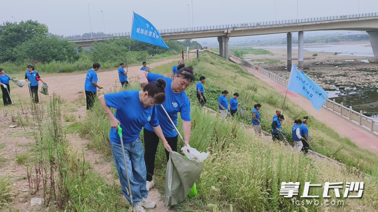 20日，志愿者們?cè)跍控S大壩沿線開展清河凈灘,、文明垂釣勸導(dǎo),、人居環(huán)境大清掃等“為自然做撿法”主題志愿服務(wù)活動(dòng)。長(zhǎng)沙晚報(bào)通訊員 郭洪波 攝