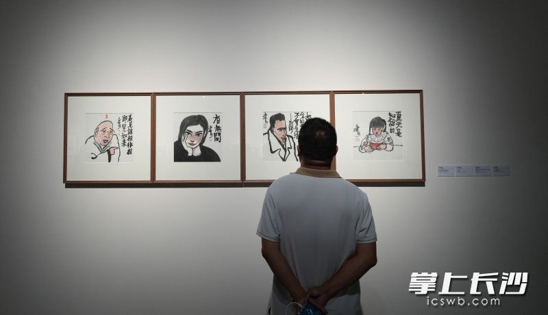 9月21日,，“不一定是這 不一定是那——何立偉、林樂(lè)倫作品展”在長(zhǎng)沙美術(shù)館開(kāi)幕,，市民正在觀看展覽,。均為長(zhǎng)沙晚報(bào)全媒體記者 鄒麟 攝