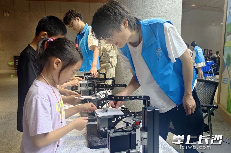 創(chuàng)客體驗區(qū),，孩子們動手體驗模型切割,。