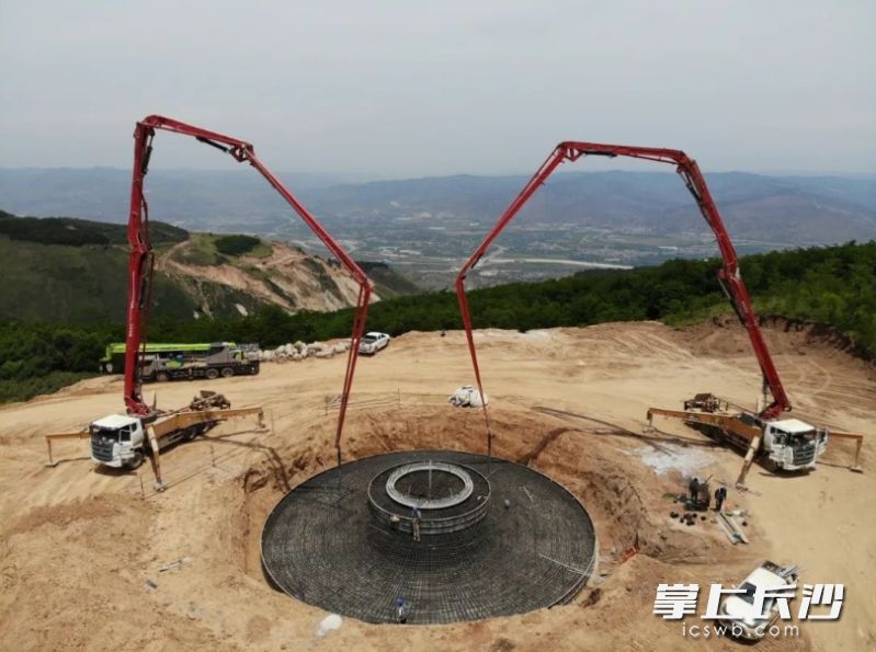 三一重工混凝土泵車在天水市的麥積區(qū)新陽五龍100MW風(fēng)力發(fā)電項(xiàng)目現(xiàn)場施工。