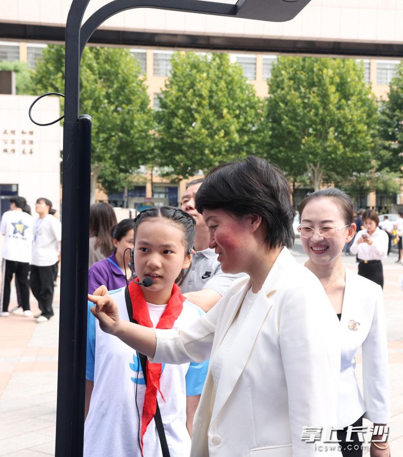 活動嘉賓參與項目體驗,。