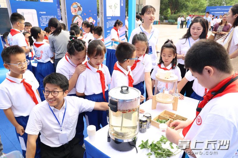 一系列科技活動陸續(xù)展開,，旨在讓孩子們更深入地了解科學和科學家精神，為他們的心中種下更多的科技種子,。長沙晚報通訊員 王仲野 攝