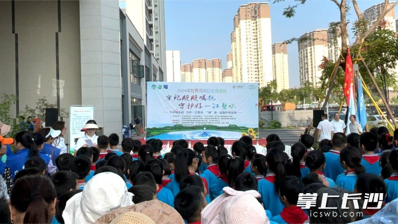 9月29日,，寧鄉(xiāng)市開展“牢記殷殷囑托 守護好一江碧水”2024世界河流日宣傳活動，近千名環(huán)保志愿者和聞訊而來的市民參加,。長沙晚報全媒體記者 張禹 通訊員 劉梓琦 許頌堅 攝影報道