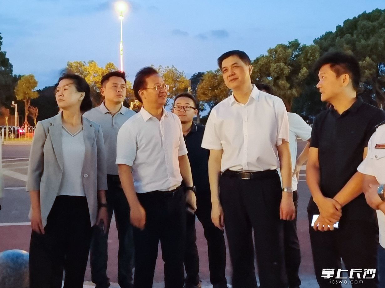 周海兵在潮宗街歷史文化街區(qū)督導(dǎo)檢查安全生產(chǎn)工作。長(zhǎng)沙晚報(bào)全媒體記者 郭雨滴 攝