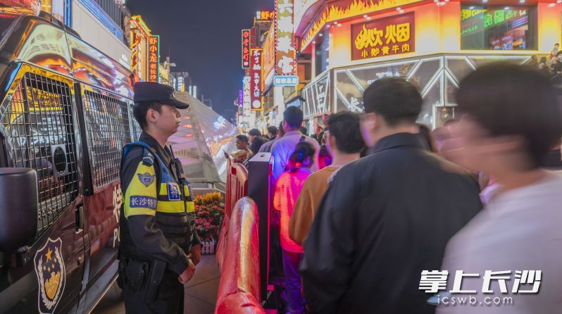 特警在人來(lái)人往的繁華街頭巡邏值守,。