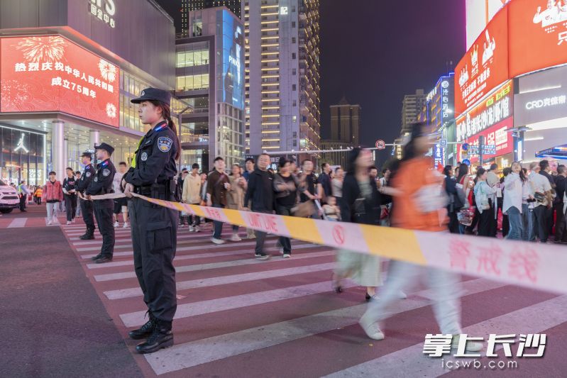 10月1日晚，長(zhǎng)沙特巡警們用身體筑成“警戒線”,，守護(hù)市民游客出行安全,。長(zhǎng)沙晚報(bào)全媒體記者 周數(shù)邑 郭雨滴 攝影報(bào)道