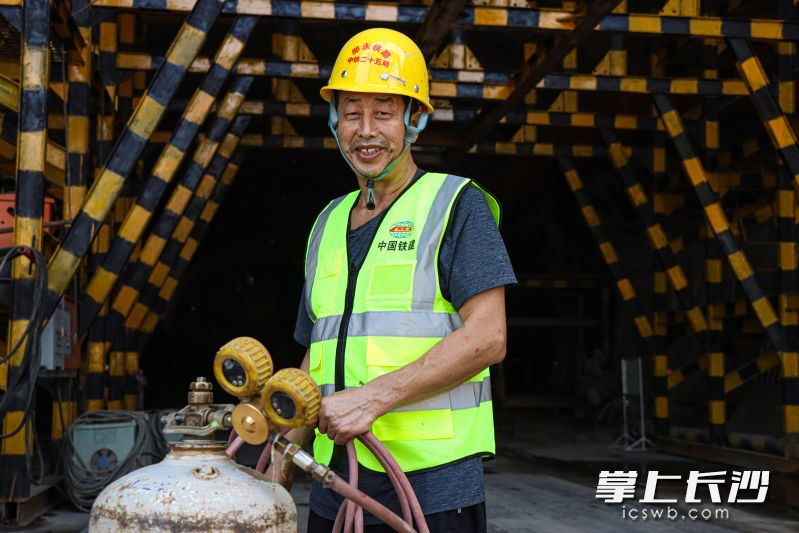 中鐵二十五局邵永鐵路項(xiàng)目職工進(jìn)行設(shè)備整理工作。