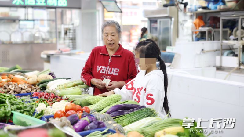 懂事的小楊主動幫家里做點力所能及的家務(wù),，這是她幫奶奶挑選蔬菜,。 