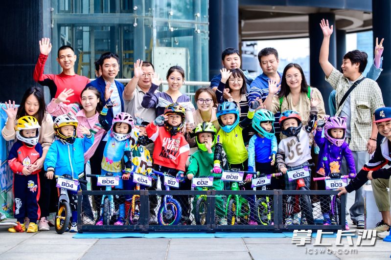 10月1日,，長(zhǎng)沙方圓薈被“萌娃賽車(chē)手”包圍，全程上演萌版的“速度與激情”,。