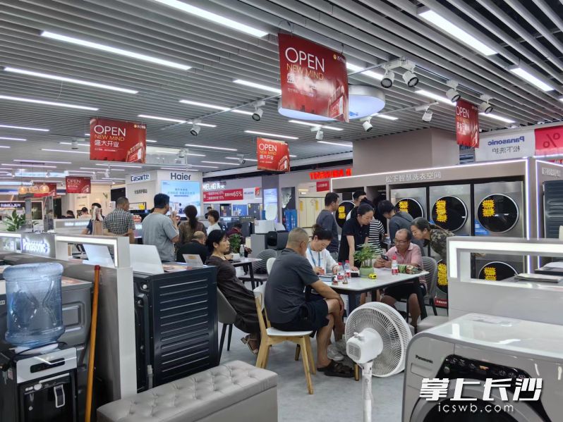 長(zhǎng)沙五一廣場(chǎng)的蘇寧易購(gòu)賣(mài)場(chǎng)人流如織,，各家品牌門(mén)店都貼上了醒目的以舊換新和優(yōu)惠促銷(xiāo)活動(dòng)海報(bào),。