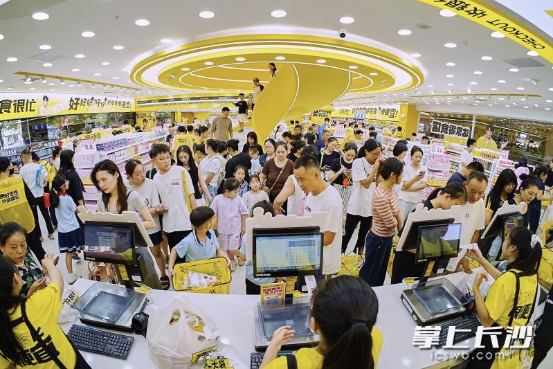 零食集合店“零食很忙很大很辣”,，一站式購(gòu)齊日常零食,、大零食、辣零食,。