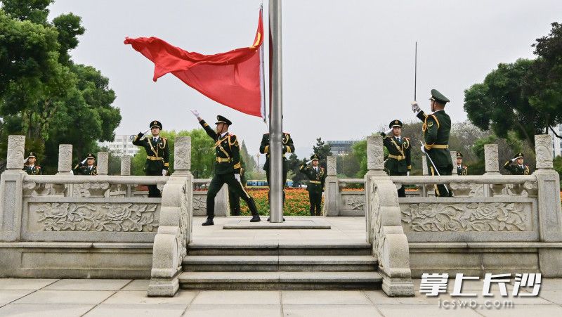 10月8日上午,，長(zhǎng)沙市直機(jī)關(guān)舉行莊嚴(yán)的升國(guó)旗儀式。