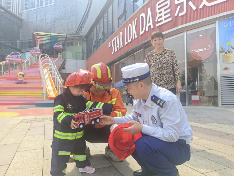 長沙市望城區(qū)消防救援大隊開展“面對面”消防宣傳活動現(xiàn)場。通訊員供圖