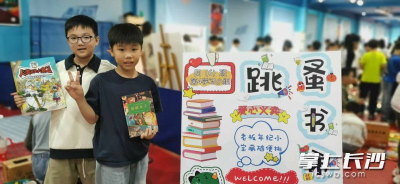 跳蚤市場樂趣多多,，濃濃書香浸潤校園。